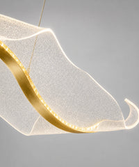 Détail du ruban doré portant la LED et des paillettes de l’acrylique thermoformé