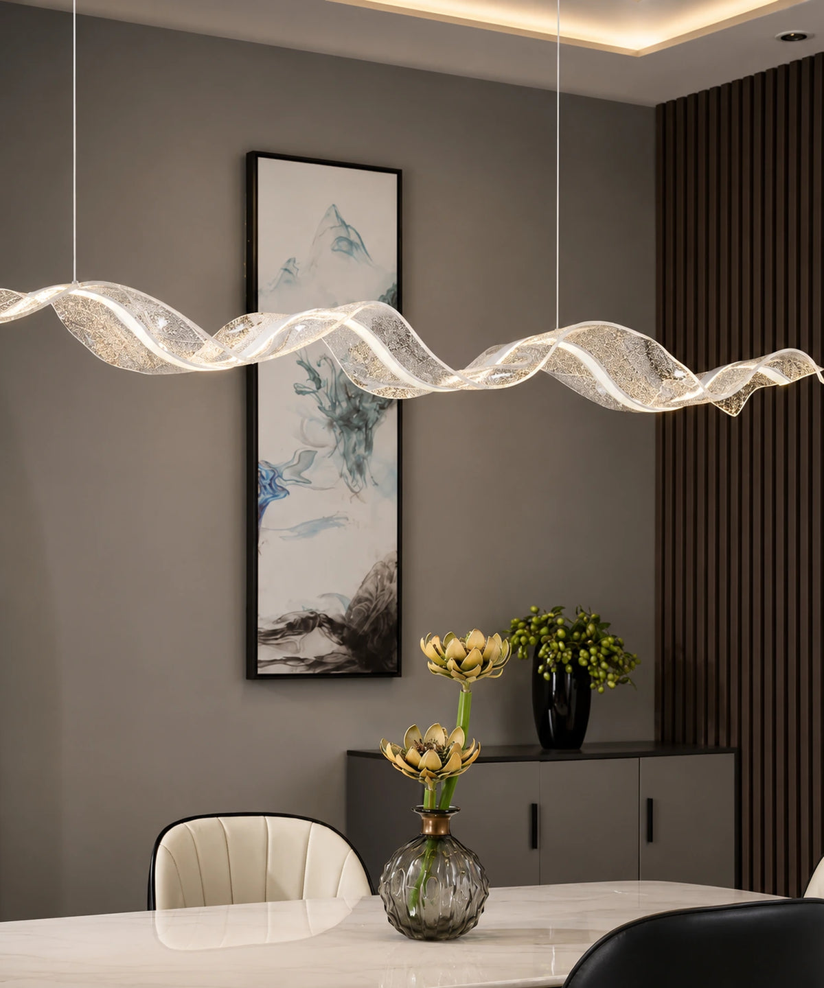 Suspension LED en vague pailletée à ruban blanc allumée au-dessus d’une table blanche
