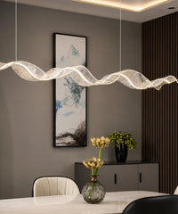 Suspension LED en vague pailletée à ruban blanc allumée au-dessus d’une table blanche