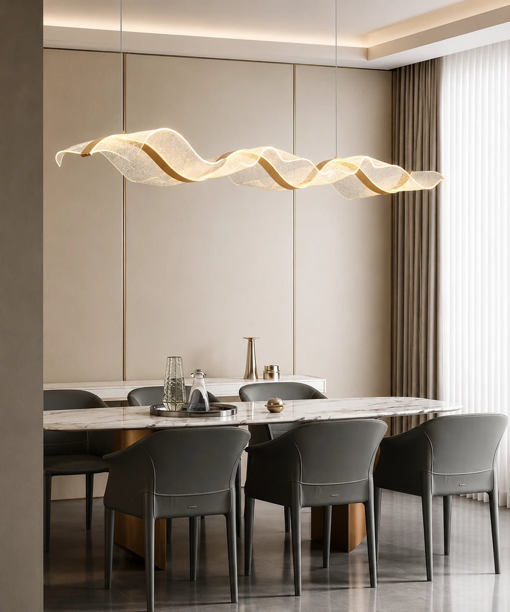 Suspension luminaire LED vague de 150 cm au-dessus d’une table en marbre et de chaises grises
