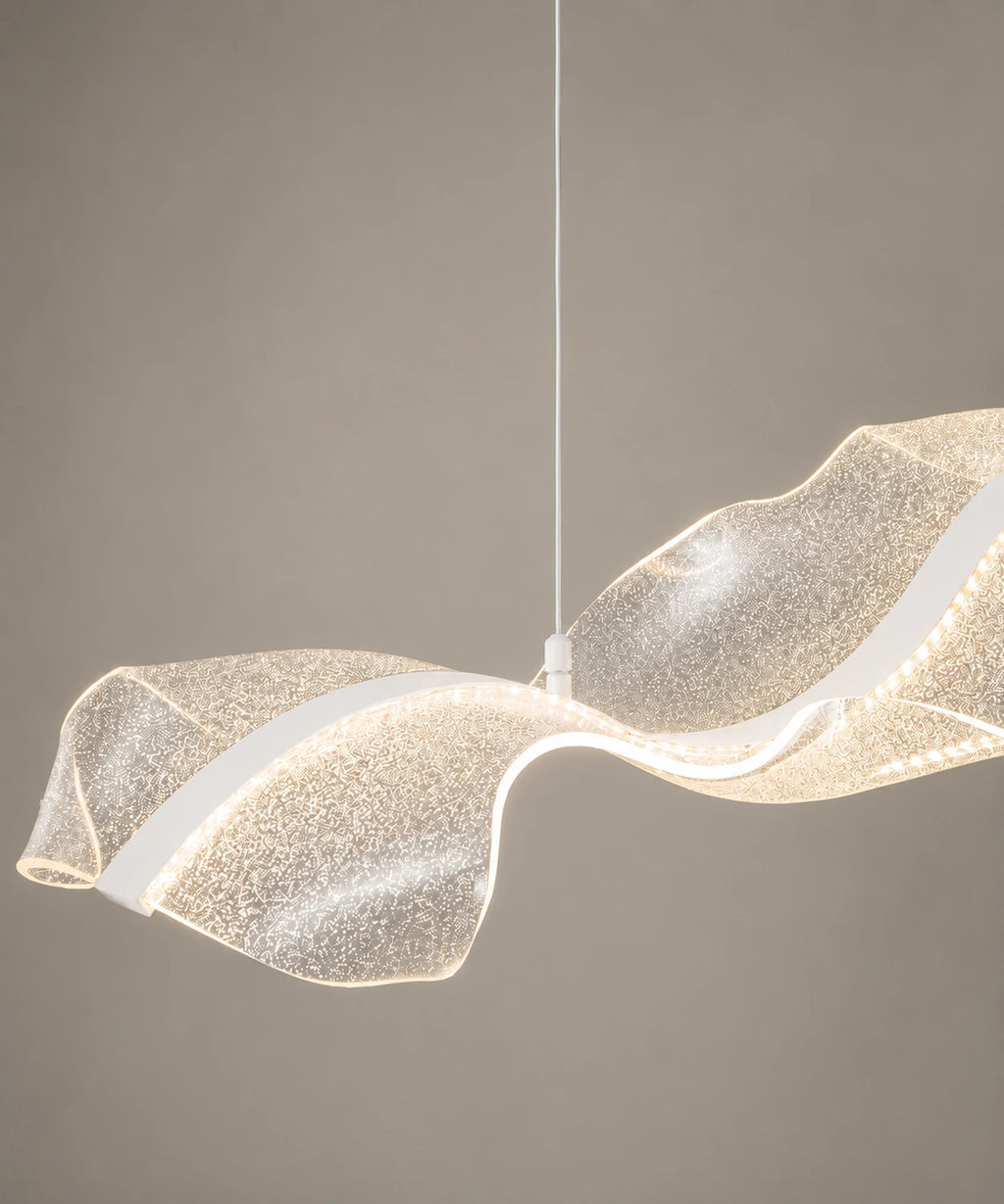 Suspension LED en vague d’acrylique pailleté à ruban blanc, allumée sur fond gris