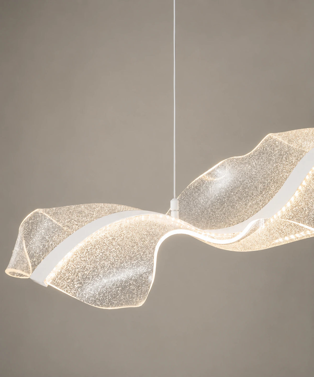 Suspension LED en vague d’acrylique pailleté à ruban blanc, allumée sur fond gris