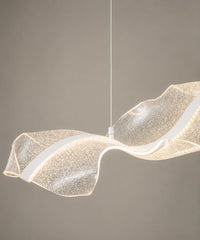 Suspension LED en vague d’acrylique pailleté à ruban blanc, allumée sur fond gris