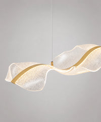Suspension luminaire LED vague, voile d’acrylique pailleté et ruban doré, sur fond gris