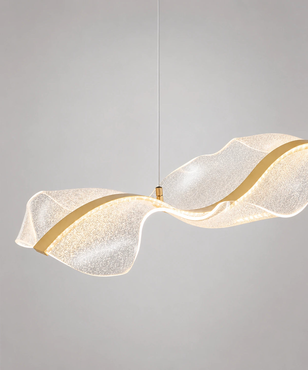 Suspension luminaire LED vague, voile d’acrylique pailleté et ruban doré, sur fond gris