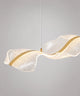 Suspension luminaire LED vague, voile d’acrylique pailleté et ruban doré, sur fond gris