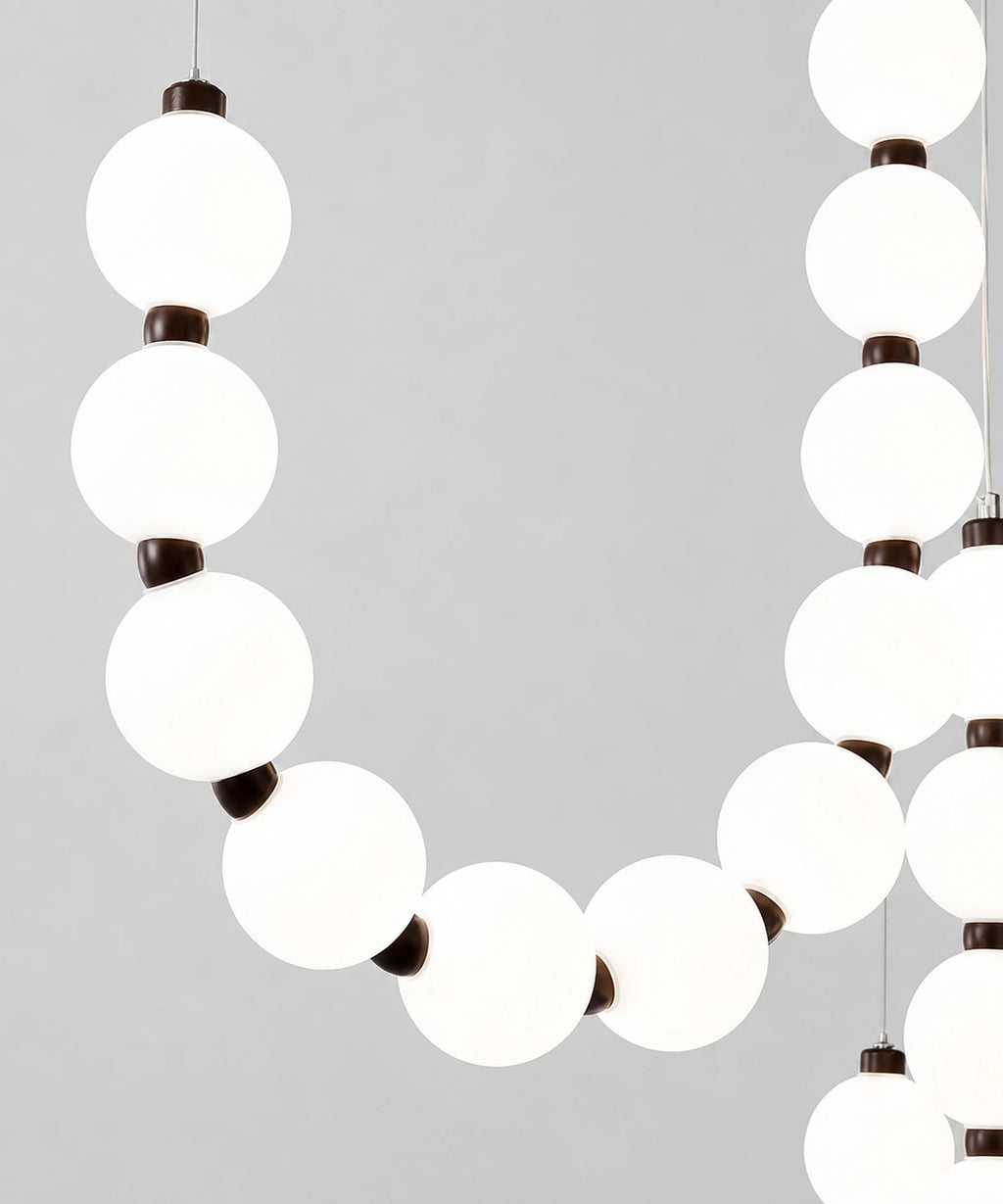 Détail des boules opalines allumées et des connecteurs métalliques du brin
