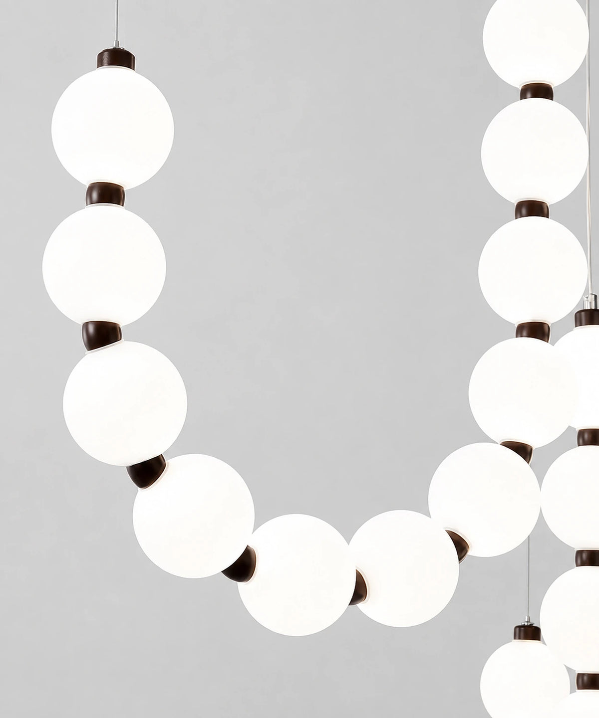 Détail des boules opalines allumées et des connecteurs métalliques du brin Image