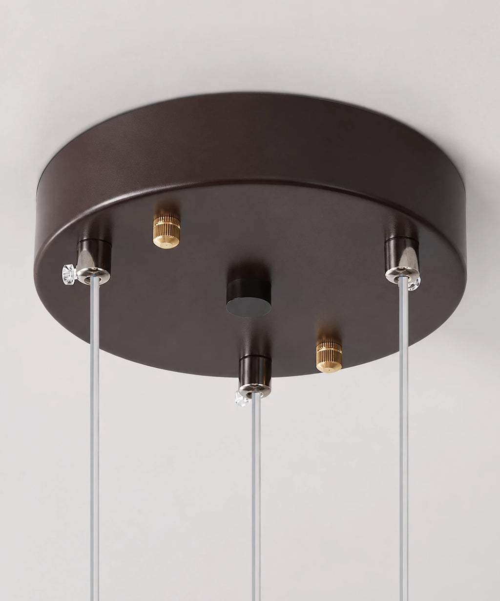 Rosace marron de la suspension à perles, câbles fins et sorties dorées