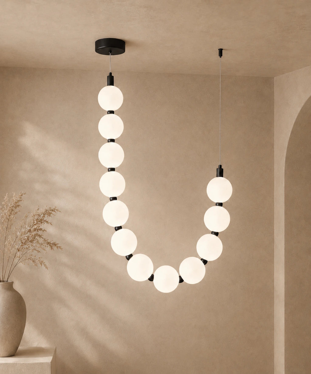 Suspension luminaire perles à un brin, connecteurs noirs, allumée