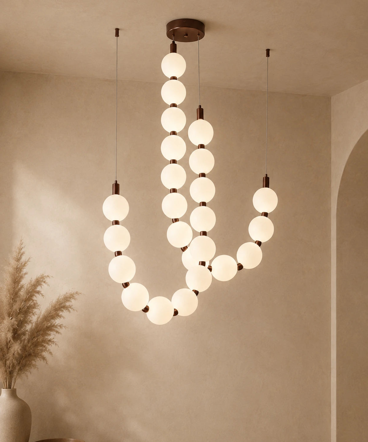 Suspension luminaire perles à deux brins, connecteurs marron, rosace assortie