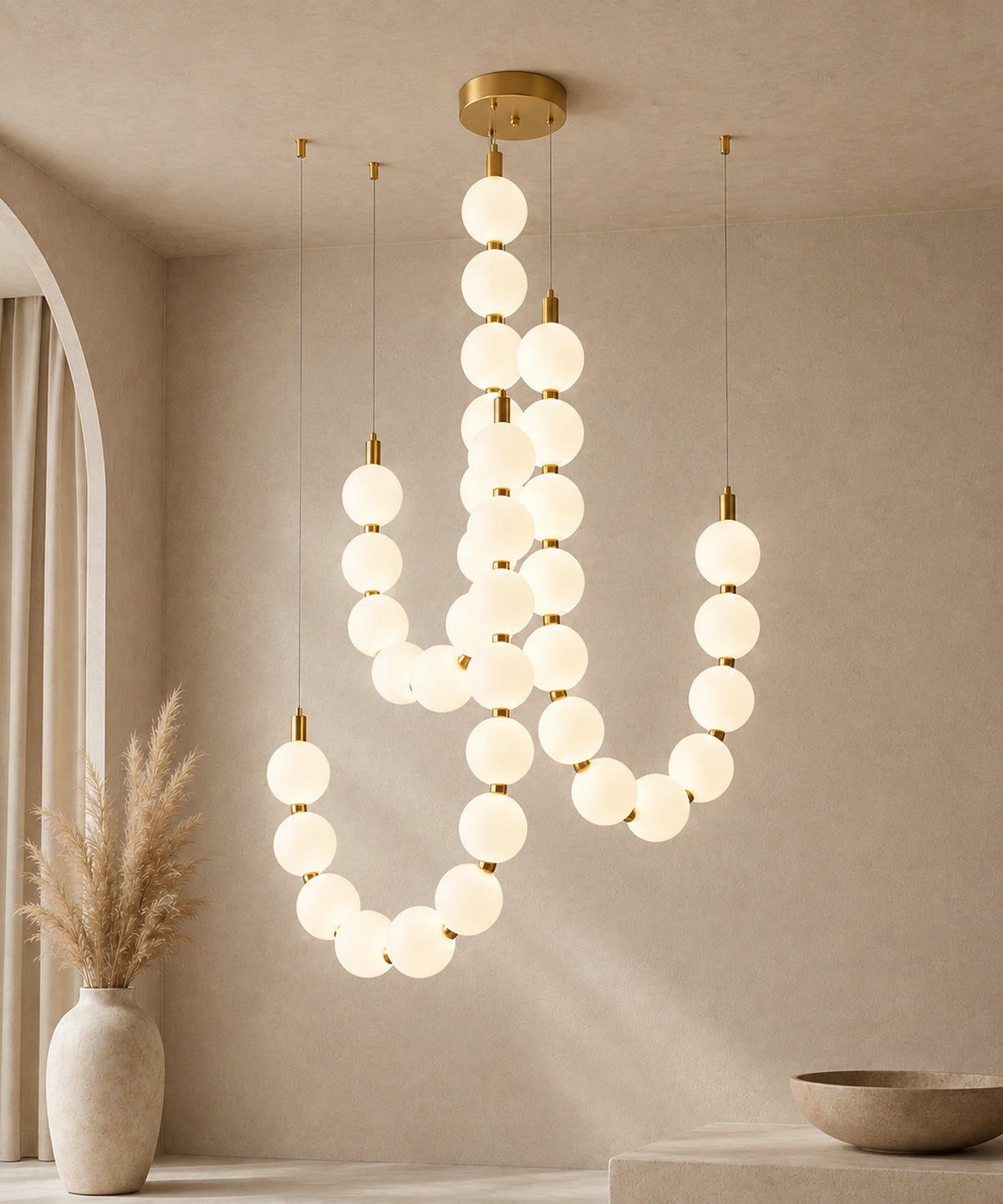 Suspension luminaire perles à trois brins dorés croisés, rosace dorée