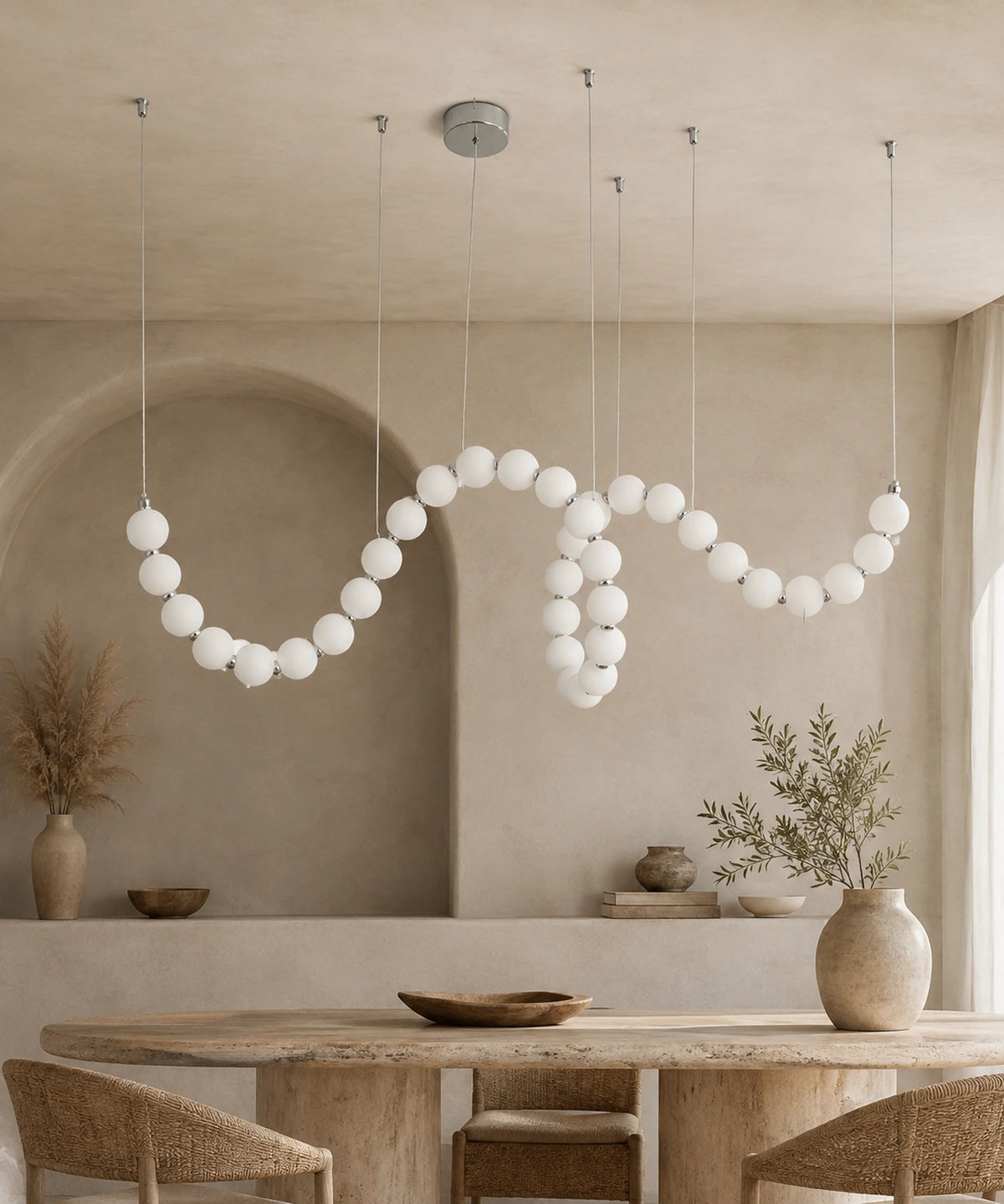 Suspension à boules opalines à connecteurs argentés, 150 cm, allumée
