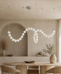 Suspension à boules opalines à connecteurs argentés, 150 cm, allumée