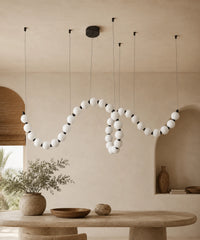 Suspension luminaire plusieurs boules à connecteurs noirs, 150 cm, boucle au-dessus d’une table
