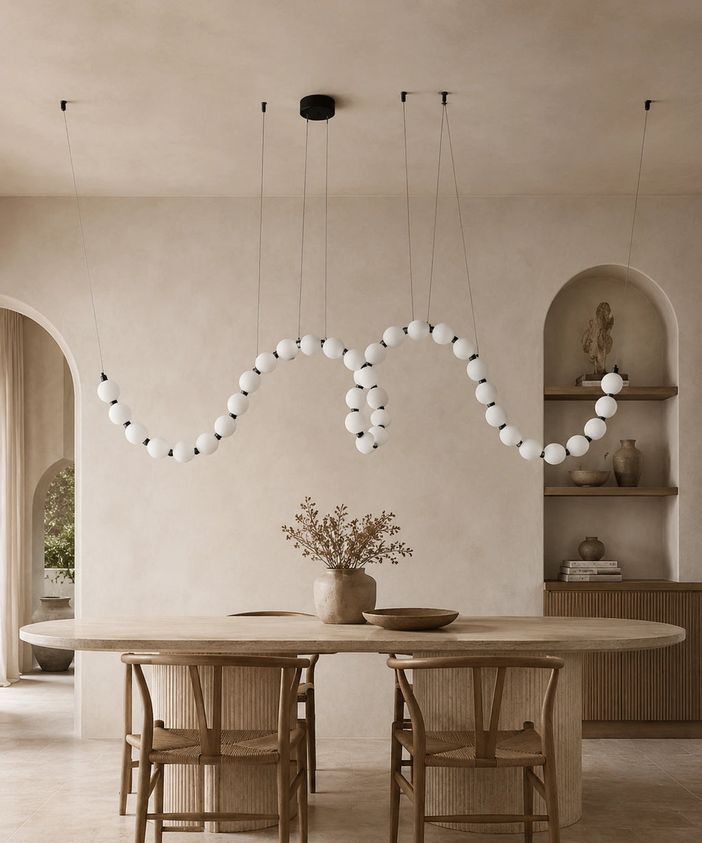 Suspension à boules opalines noire de 200 cm au-dessus d’une longue table