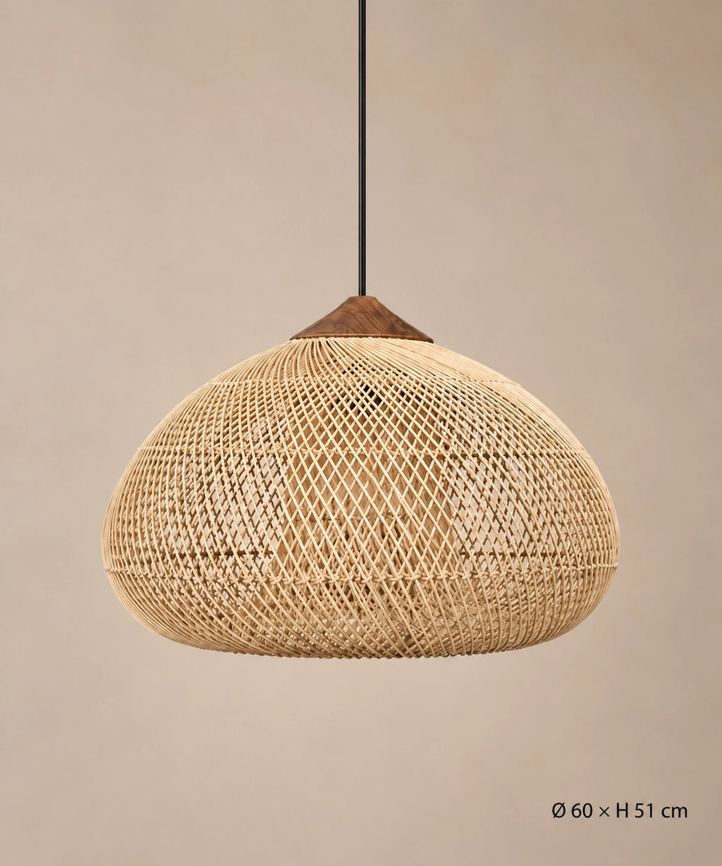 Suspension ballon en rotin naturel et bois sur fond beige, dimensions Ø60 × H51 cm