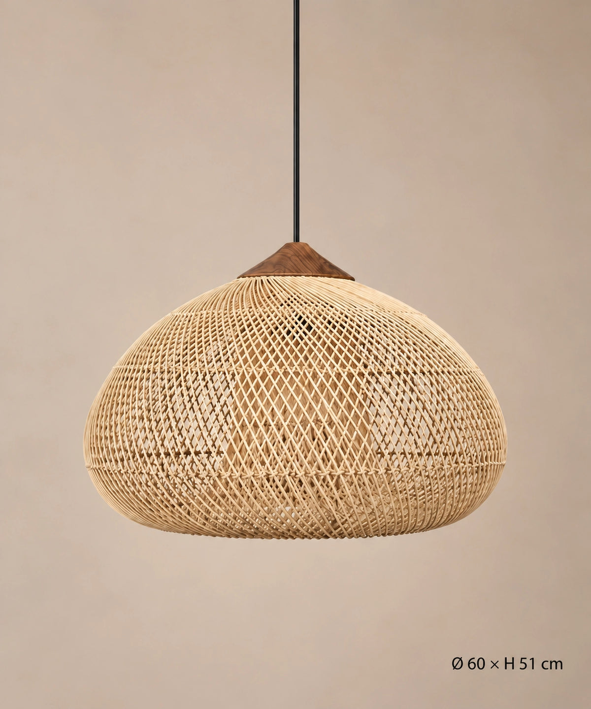 Suspension ballon en rotin naturel et bois sur fond beige, dimensions Ø60 × H51 cm