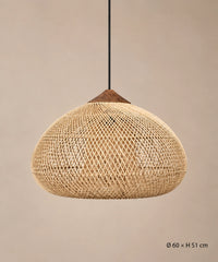 Suspension ballon en rotin naturel et bois sur fond beige, dimensions Ø60 × H51 cm