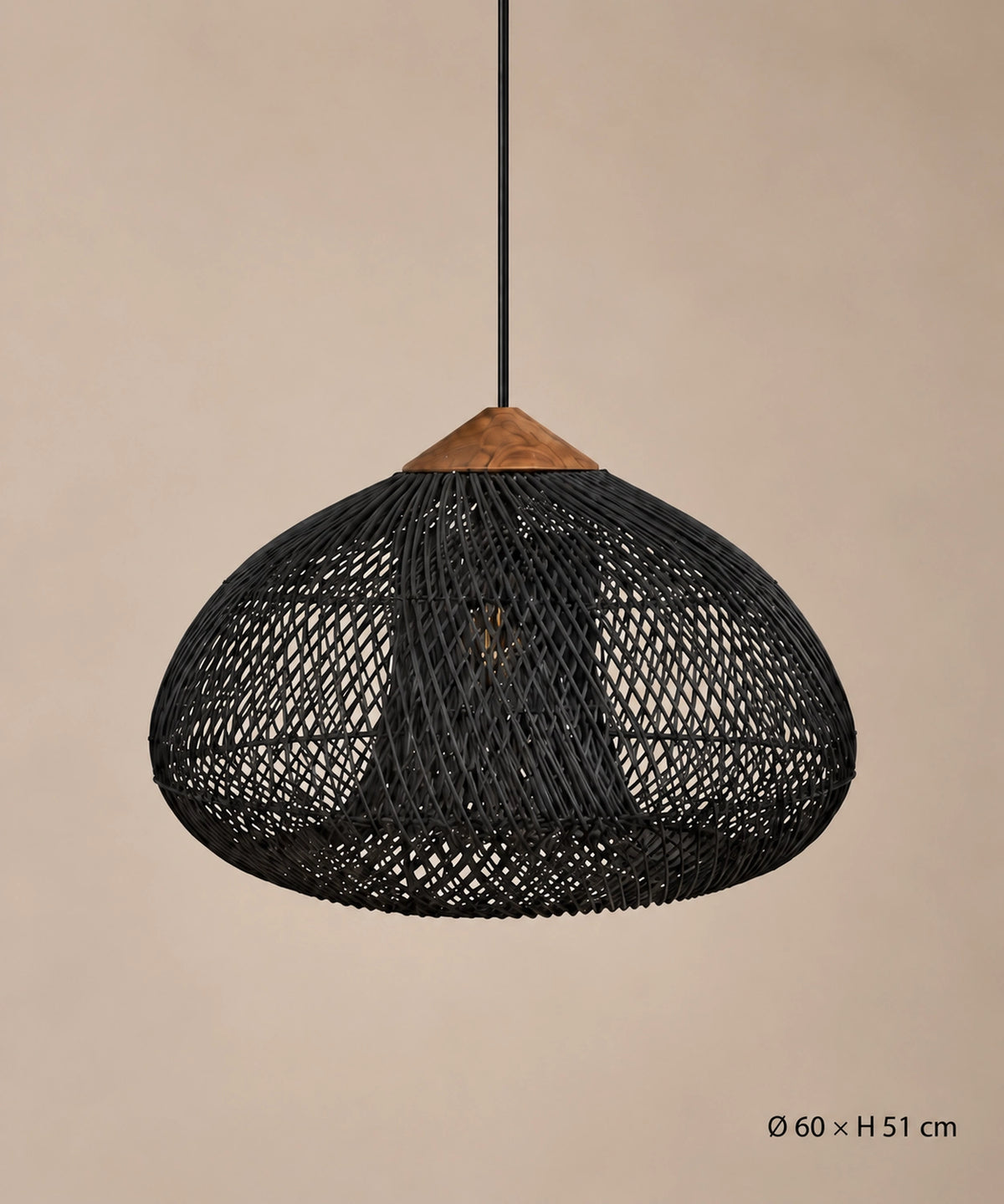 Suspension ballon en rotin noir et bois sur fond beige, dimensions Ø60 × H51 cm