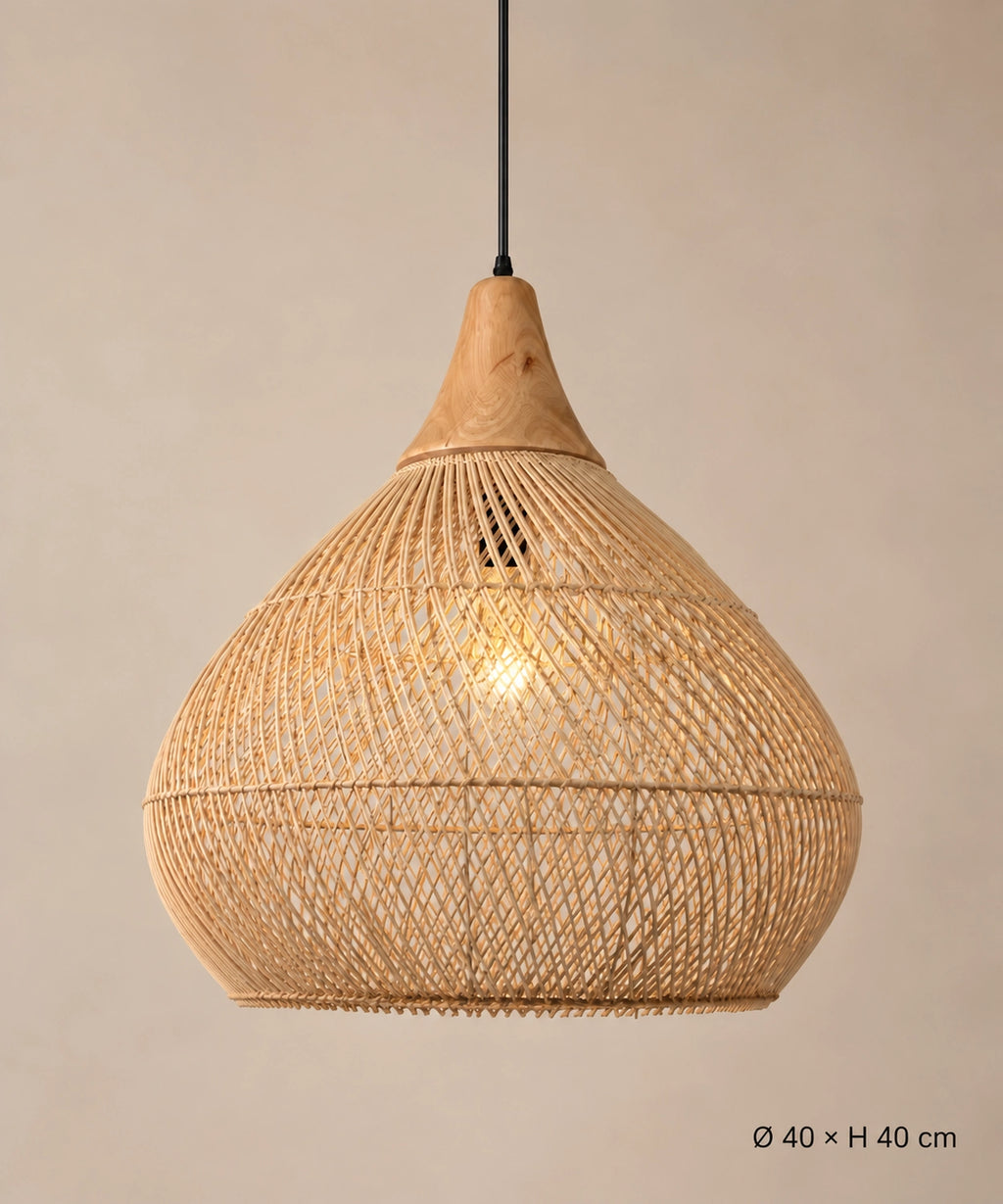 Suspension calebasse en rotin naturel et bois allumée sur fond beige, dimensions Ø40 × H40 cm