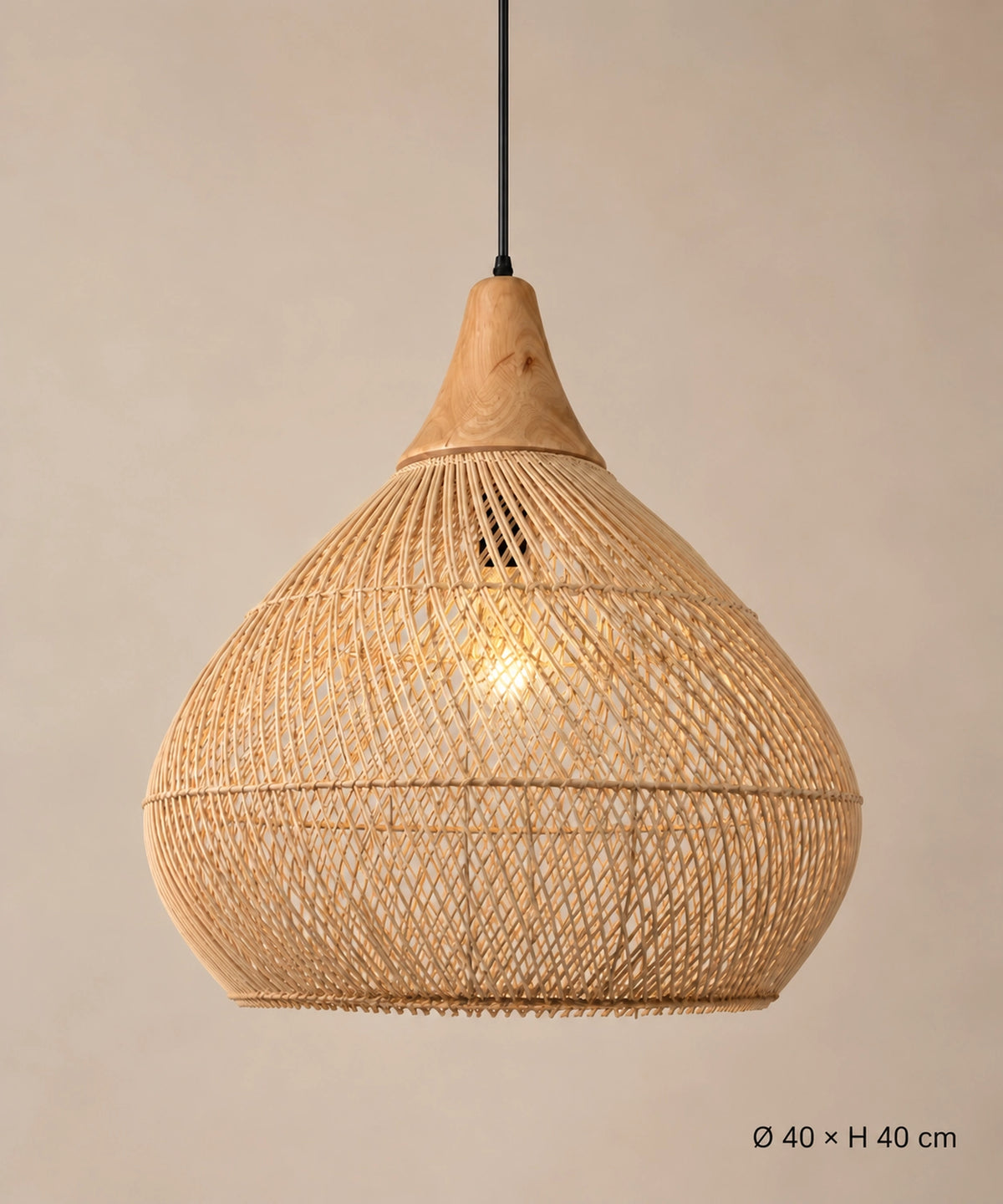 Suspension calebasse en rotin naturel et bois allumée sur fond beige, dimensions Ø40 × H40 cm