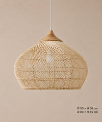 Suspension calebasse en rotin naturel et bois sur fond beige, dimensions Ø50 × H38 et Ø60 × H45 cm