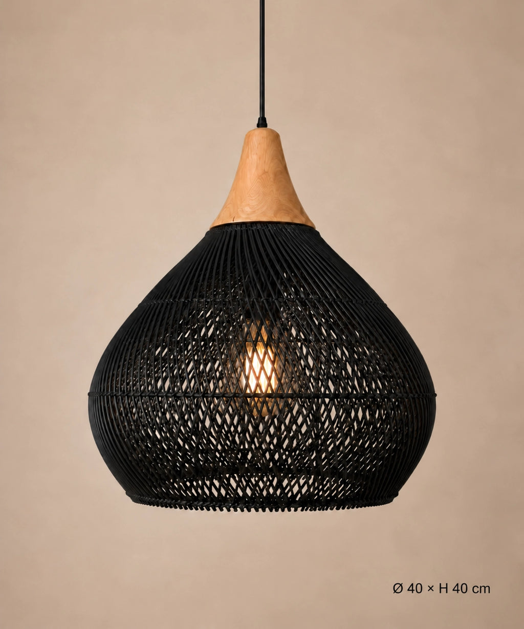 Suspension calebasse en rotin noir et bois allumée sur fond beige, dimensions Ø40 × H40 cm