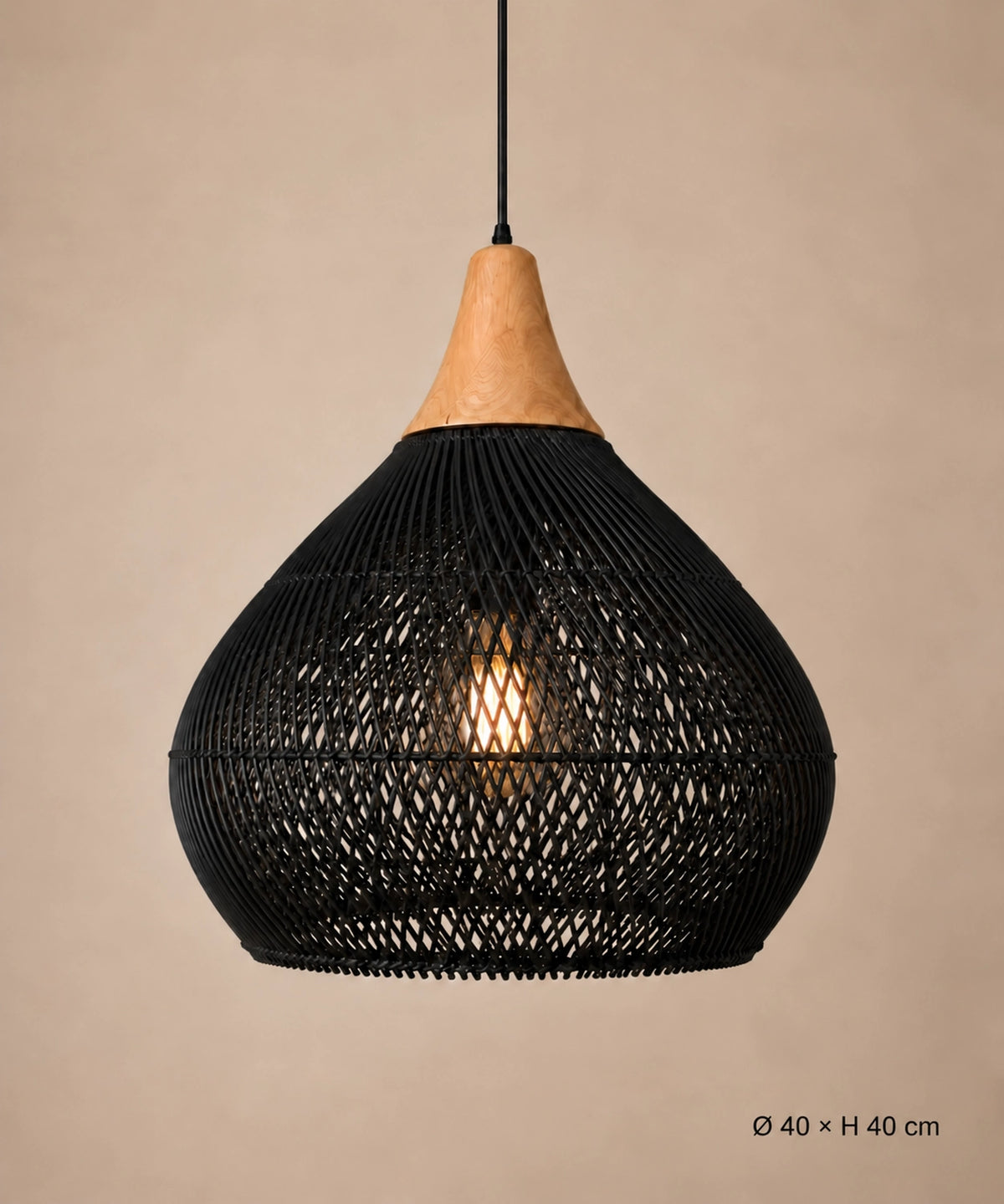 Suspension calebasse en rotin noir et bois allumée sur fond beige, dimensions Ø40 × H40 cm