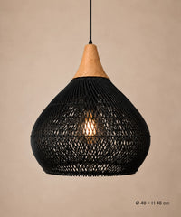 Suspension calebasse en rotin noir et bois allumée sur fond beige, dimensions Ø40 × H40 cm