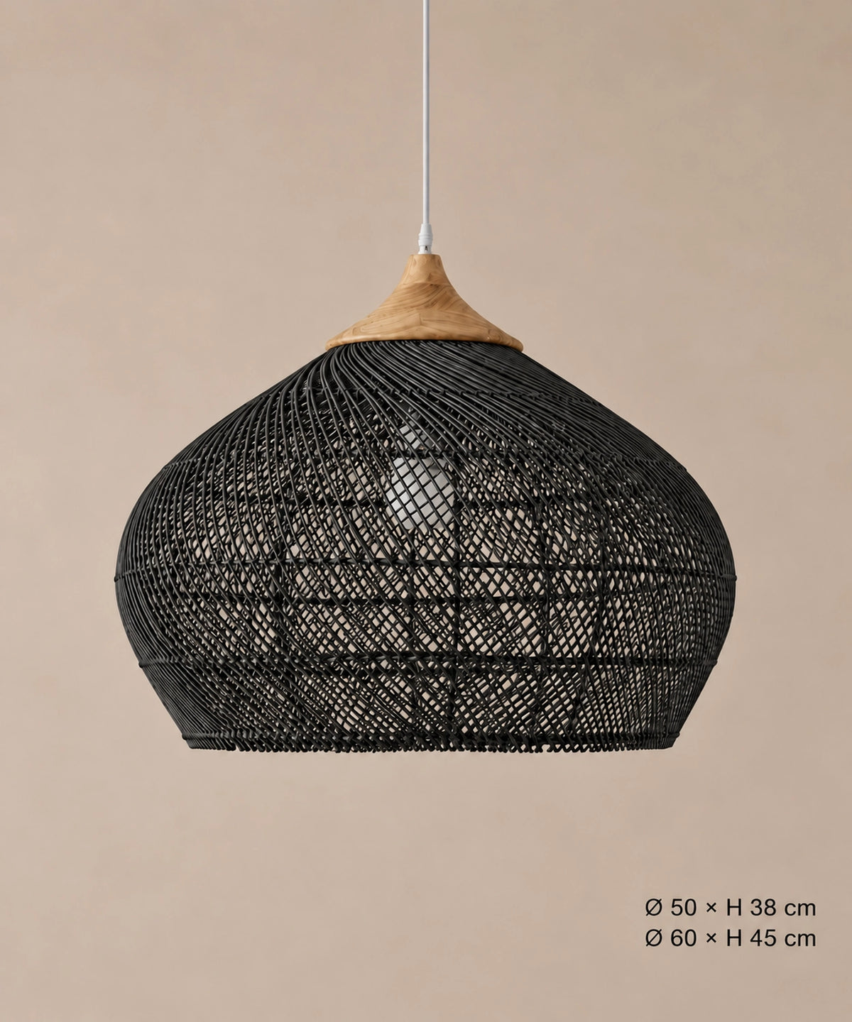 Suspension calebasse en rotin noir et bois sur fond beige, dimensions Ø50 × H38 et Ø60 × H45 cm