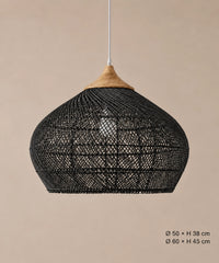 Suspension calebasse en rotin noir et bois sur fond beige, dimensions Ø50 × H38 et Ø60 × H45 cm