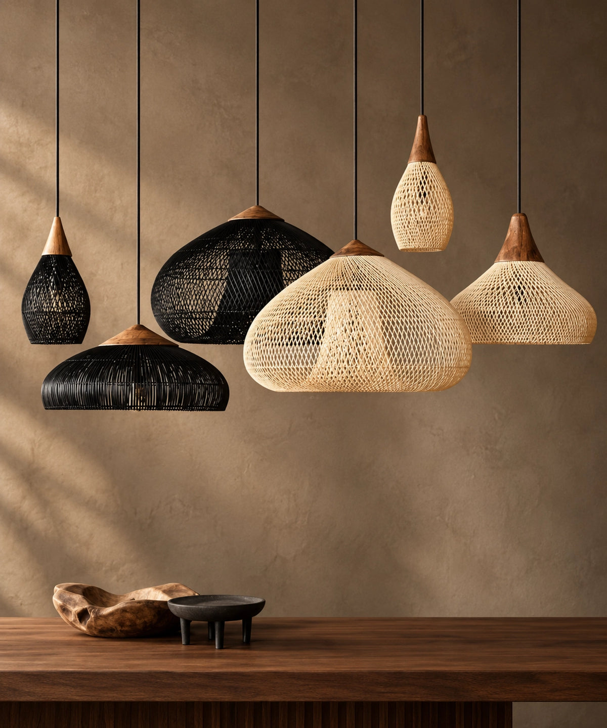 Suspensions en rotin et bois de différentes formes, naturelles et noires, au-dessus d’une console