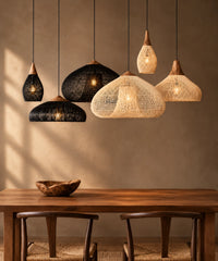 Composition de suspensions en rotin naturel et noir avec chapeaux en bois au-dessus d’une table