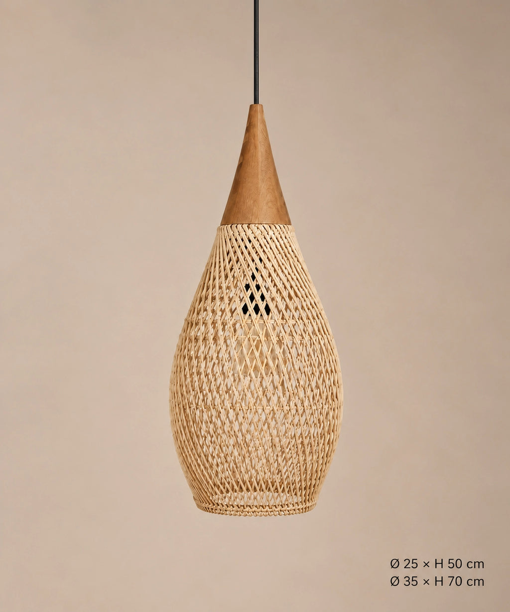 Suspension goutte en rotin naturel et bois sur fond beige, dimensions Ø25 × H50 et Ø35 × H70 cm