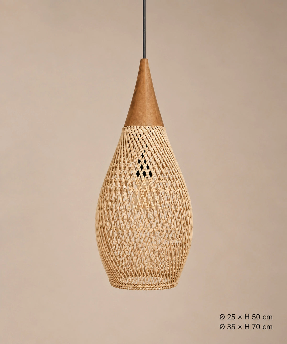 Suspension goutte en rotin naturel et bois sur fond beige, dimensions Ø25 × H50 et Ø35 × H70 cm