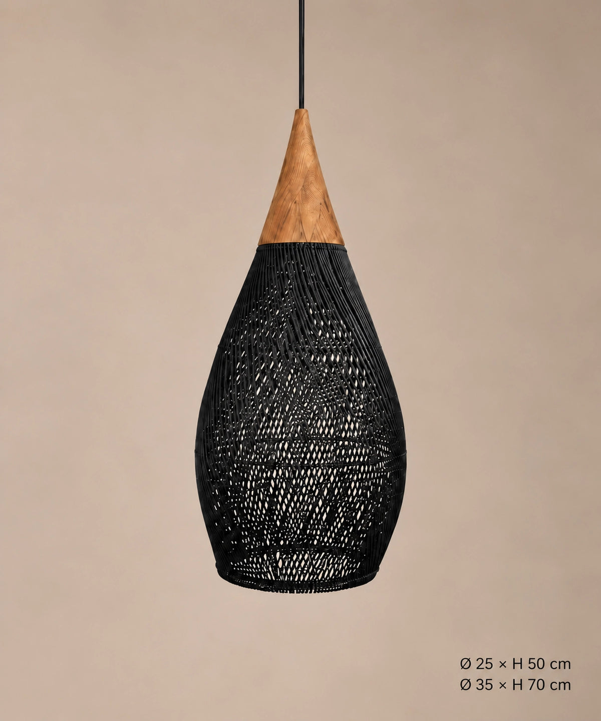 Suspension goutte en rotin noir et bois sur fond beige, dimensions Ø25 × H50 et Ø35 × H70 cm