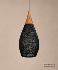 Suspension goutte en rotin noir et bois sur fond beige, dimensions Ø25 × H50 et Ø35 × H70 cm