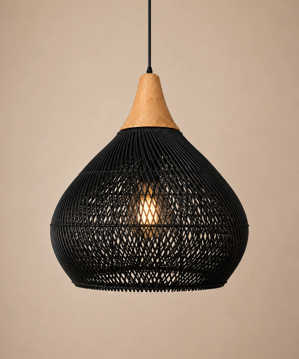 Suspension en rotin teinté noir et chapeau de bois clair, forme calebasse, allumée