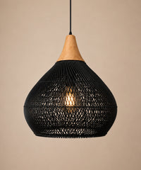 Suspension en rotin teinté noir et chapeau de bois clair, forme calebasse, allumée