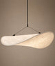 Suspension luminaire tissu blanc tendu comme une voile, câbles fins et rosace, sur fond beige