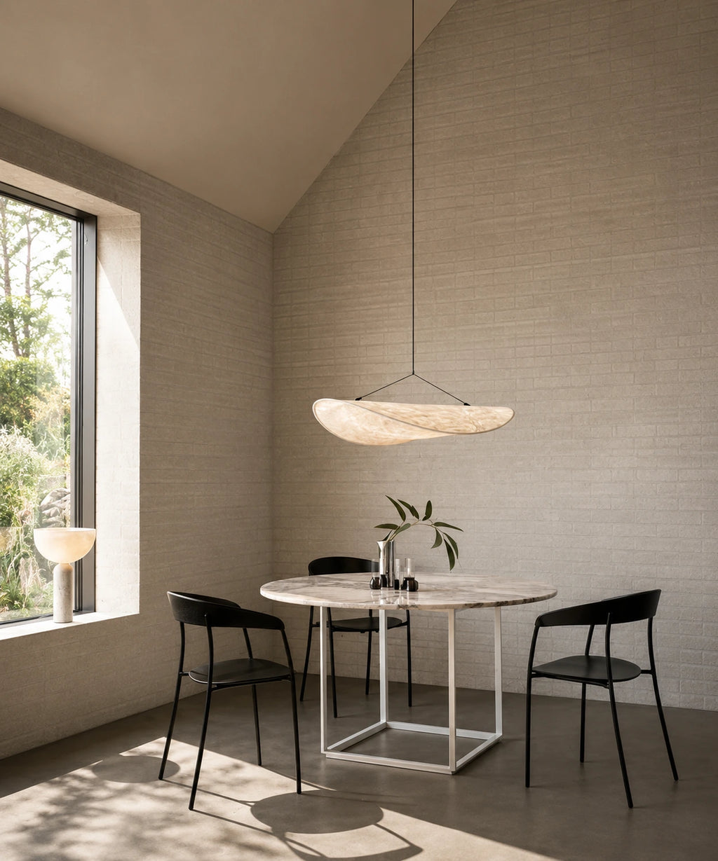 Suspension luminaire tissu blanc de 40 cm au-dessus d’une petite table près d’une fenêtre