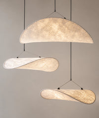 Trois suspensions en tissu blanc de diamètres différents suspendues ensemble