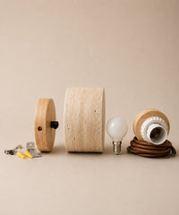 Pièces du tambour en travertin : chapeau en bois, douille E27, ampoule fournie et câble textile