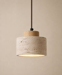 Suspension luminaire travertin en tambour de 12 cm, chapeau en bois clair, allumée