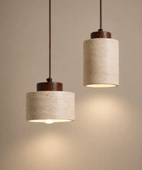 Suspension luminaire travertin en tambour et en cylindre, chapeaux noyer, allumées côte à côte