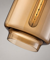 Détail du verre teinté ambre et de l’ampoule à filament de la suspension