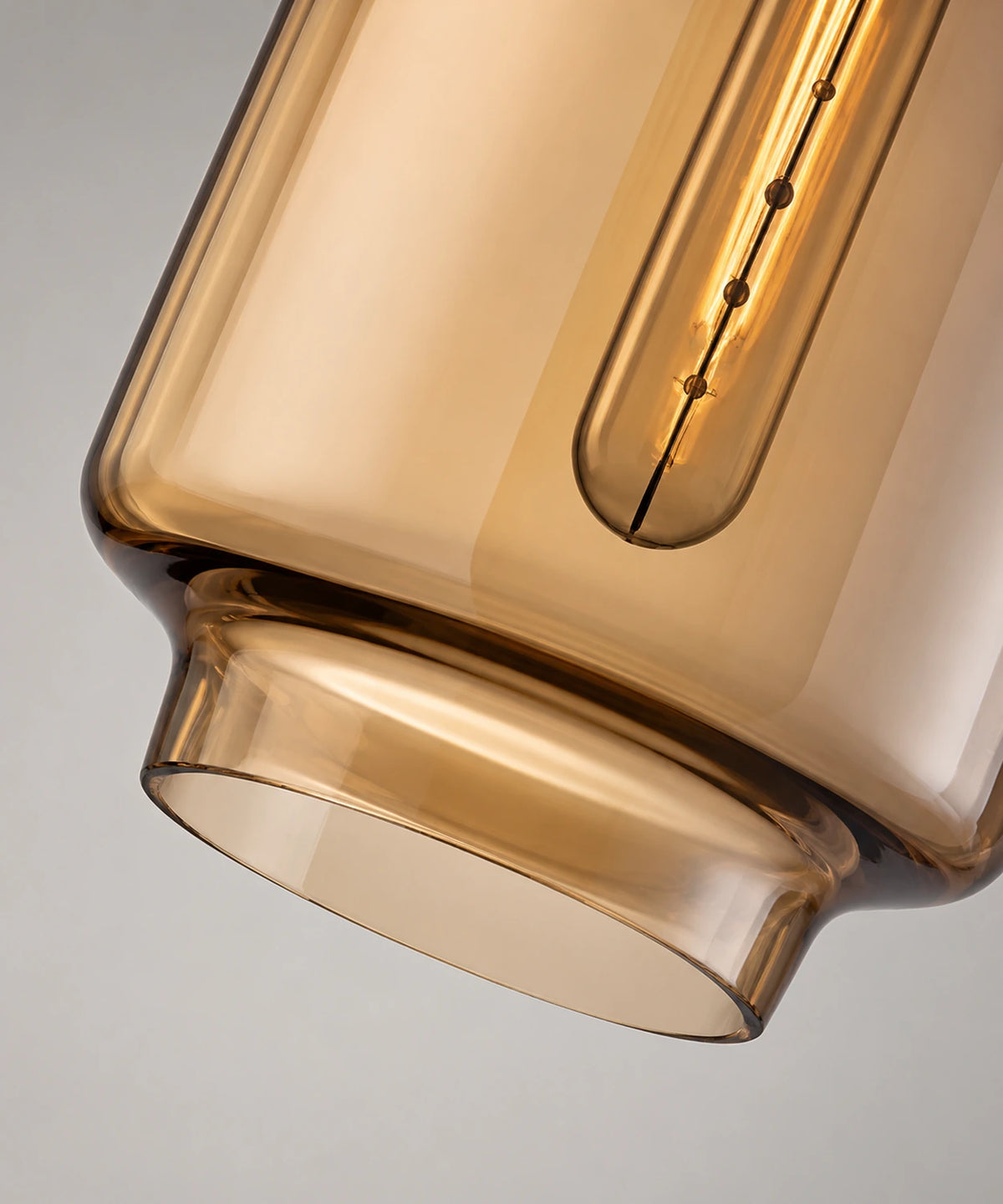 Détail du verre teinté ambre et de l’ampoule à filament de la suspension Image