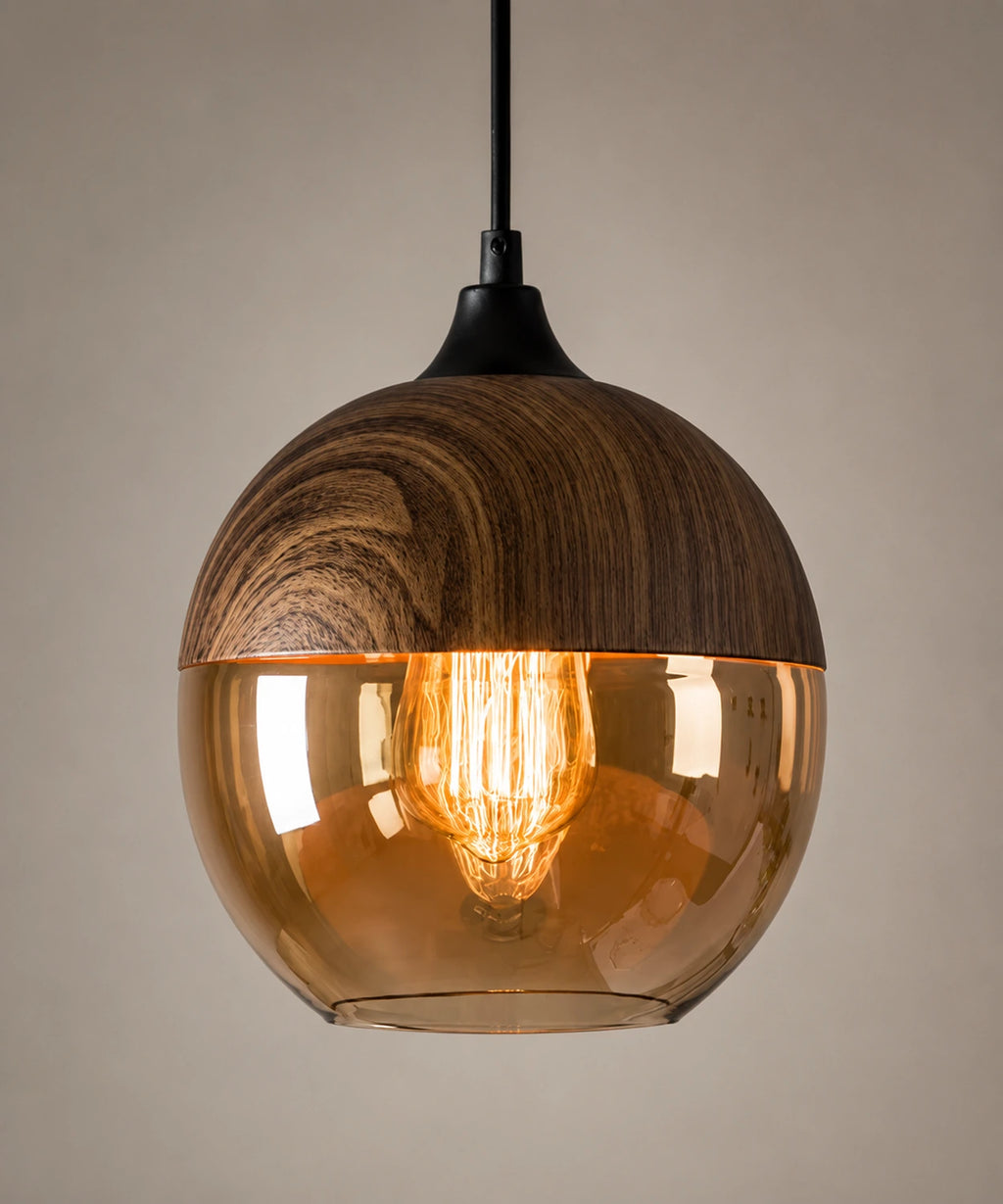 Suspension en verre ambré en boule de 20 cm, capuchon finition bois, allumée
