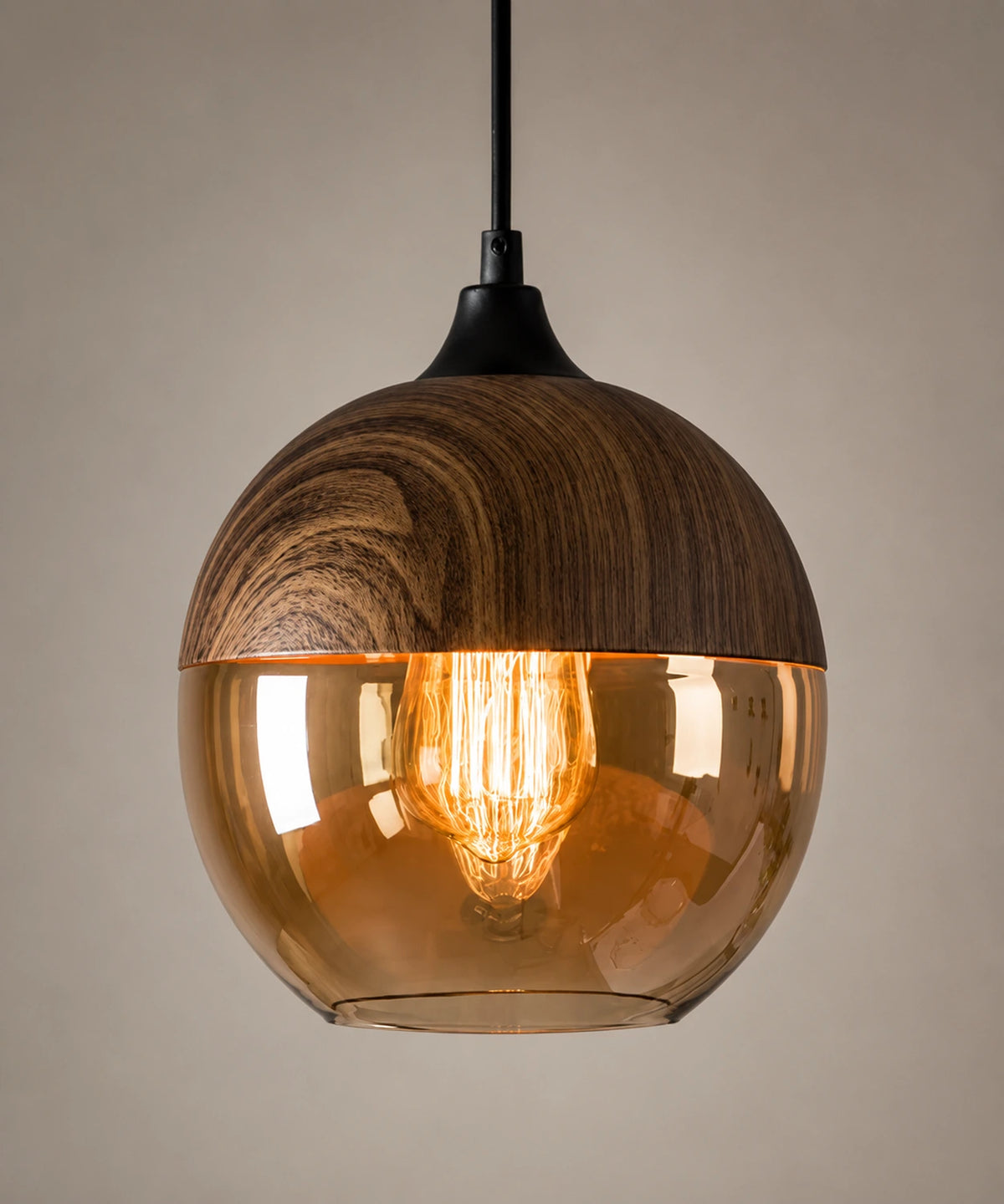 Suspension en verre ambré en boule de 20 cm, capuchon finition bois, allumée